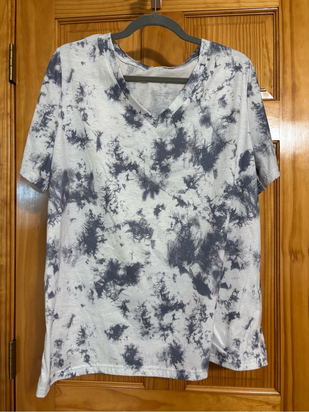 Women’s Tie-Dye V-Neck Tee — Gray/White